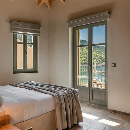 Chromata Assos Kefalonia 3* אסוס